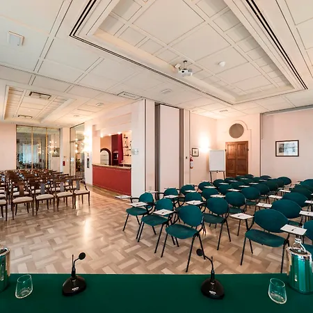 מלון Astra פררה