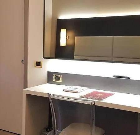 Astra فندق فيرّارا